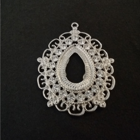 Beautiful Silvertone Pendant - Picture 2 of 6